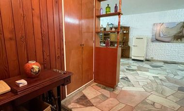 Casa de 5 ambientes con jardín, cochera y quincho