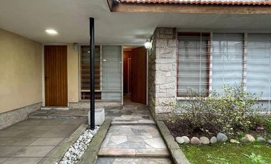 Casa de 5 ambientes con jardín, cochera y quincho