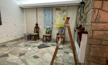 Casa de 5 ambientes con jardín, cochera y quincho