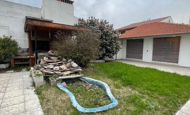 Casa de 5 ambientes con jardín, cochera y quincho