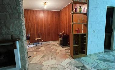 Casa de 5 ambientes con jardín, cochera y quincho