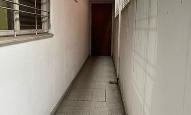 Casa de 5 ambientes con jardín, cochera y quincho