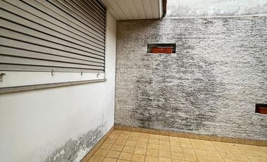 Casa de 5 ambientes con jardín, cochera y quincho