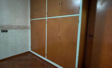 Casa de 5 ambientes con jardín, cochera y quincho