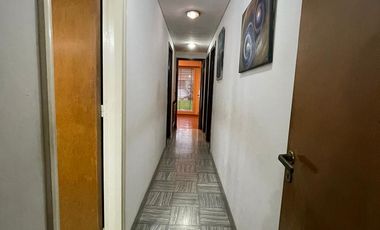 Casa de 5 ambientes con jardín, cochera y quincho