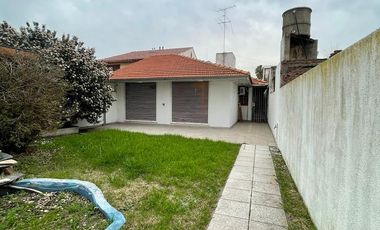 Casa de 5 ambientes con jardín, cochera y quincho