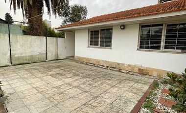 Casa de 5 ambientes con jardín, cochera y quincho