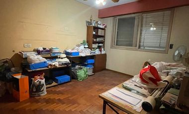 Casa de 5 ambientes con jardín, cochera y quincho