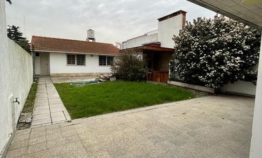 Casa de 5 ambientes con jardín, cochera y quincho