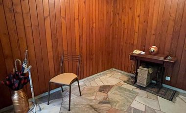 Casa de 5 ambientes con jardín, cochera y quincho
