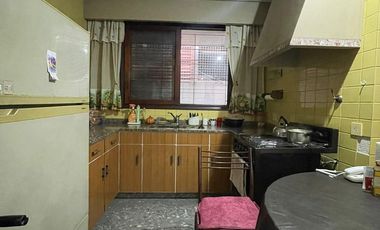 Casa de 5 ambientes con jardín, cochera y quincho