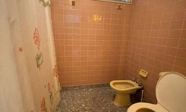 Casa de 5 ambientes con jardín, cochera y quincho