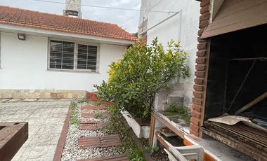 Casa de 5 ambientes con jardín, cochera y quincho