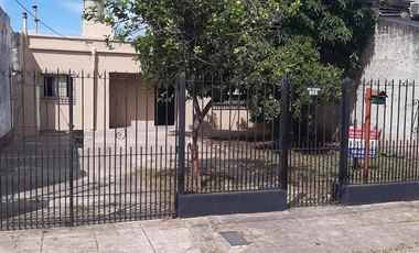 Casa en venta - 2 Dormitorios 1 Baño - 90mts2 - Llavallol
