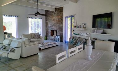 Casa en venta - 3 Dormitorios 3 Baños - Cocheras - 2.100Mts2 - Pinamar