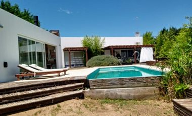 Casa en venta - 3 Dormitorios 3 Baños - Cocheras - 2.100Mts2 - Pinamar