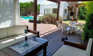 Casa en venta - 3 Dormitorios 3 Baños - Cocheras - 2.100Mts2 - Pinamar