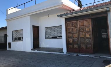 Casa en venta - 2 Dormitorios 1 Baño 1 Cochera - 223Mts2 - Quilmes Oeste