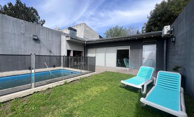 Casa con Patio, pileta y quincho en Remedios De Escalada