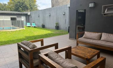 Casa con Patio, pileta y quincho en Remedios De Escalada