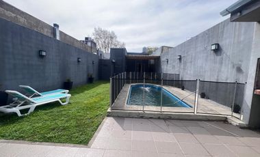 Casa con Patio, pileta y quincho en Remedios De Escalada