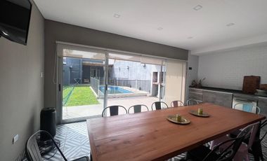 Casa con Patio, pileta y quincho en Remedios De Escalada