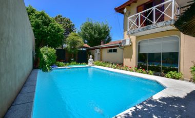 Casa en Ensenada - 4 dormitorios, jardín y pileta - Moreno esq. Don Bosco