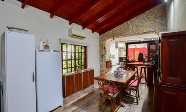 Casa en Ensenada - 4 dormitorios, jardín y pileta - Moreno esq. Don Bosco