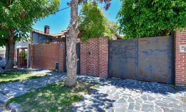 Casa en Ensenada - 4 dormitorios, jardín y pileta - Moreno esq. Don Bosco