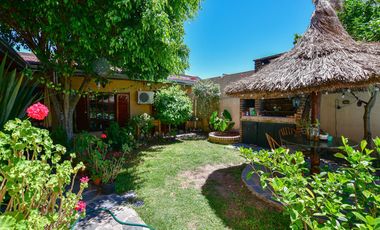 Casa en Ensenada - 4 dormitorios, jardín y pileta - Moreno esq. Don Bosco