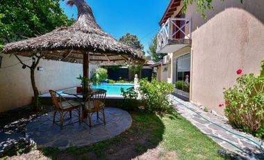 Casa en Ensenada - 4 dormitorios, jardín y pileta - Moreno esq. Don Bosco
