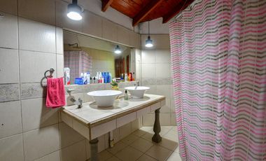 Casa en Ensenada - 4 dormitorios, jardín y pileta - Moreno esq. Don Bosco