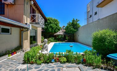 Casa en Ensenada - 4 dormitorios, jardín y pileta - Moreno esq. Don Bosco