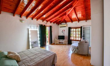 Casa en Ensenada - 4 dormitorios, jardín y pileta - Moreno esq. Don Bosco