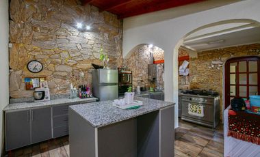 Casa en Ensenada - 4 dormitorios, jardín y pileta - Moreno esq. Don Bosco
