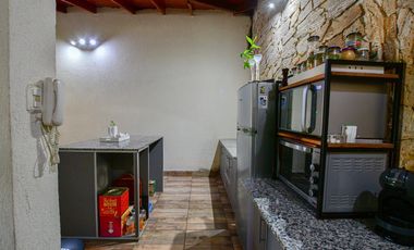Casa en Ensenada - 4 dormitorios, jardín y pileta - Moreno esq. Don Bosco