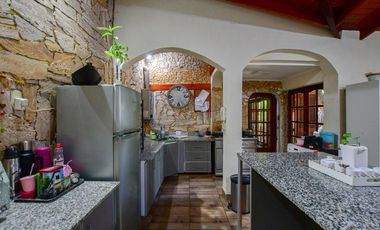 Casa en Ensenada - 4 dormitorios, jardín y pileta - Moreno esq. Don Bosco