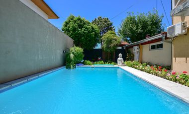 Casa en Ensenada - 4 dormitorios, jardín y pileta - Moreno esq. Don Bosco