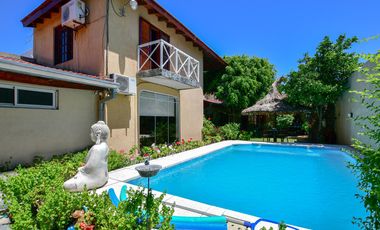 Casa en Ensenada - 4 dormitorios, jardín y pileta - Moreno esq. Don Bosco