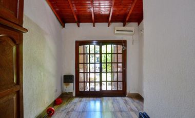 Casa en Ensenada - 4 dormitorios, jardín y pileta - Moreno esq. Don Bosco