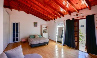 Casa en Ensenada - 4 dormitorios, jardín y pileta - Moreno esq. Don Bosco