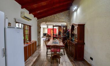 Casa en Ensenada - 4 dormitorios, jardín y pileta - Moreno esq. Don Bosco