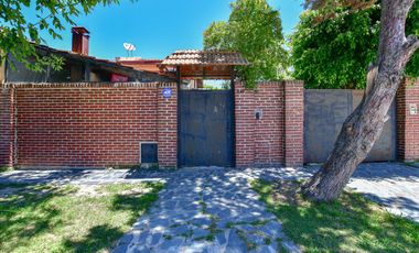 Casa en Ensenada - 4 dormitorios, jardín y pileta - Moreno esq. Don Bosco
