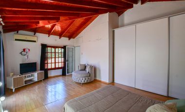 Casa en Ensenada - 4 dormitorios, jardín y pileta - Moreno esq. Don Bosco