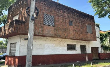 Casa en excelente zona en única esquina. Olivos