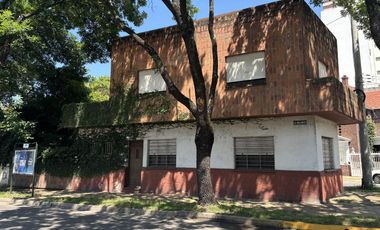 Casa en excelente zona en única esquina. Olivos