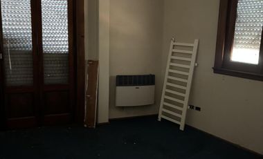 Casa en excelente zona en única esquina. Olivos