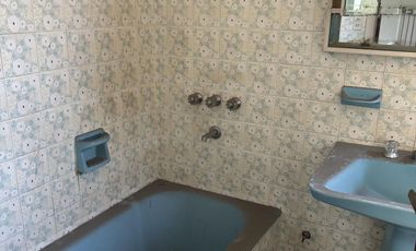 Casa en excelente zona en única esquina. Olivos