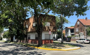 Casa en excelente zona en única esquina. Olivos