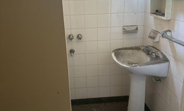 Casa en excelente zona en única esquina. Olivos